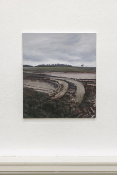 Kunstner: Adam Fenton  Titel: Hjulspor på mark, Koholtvej