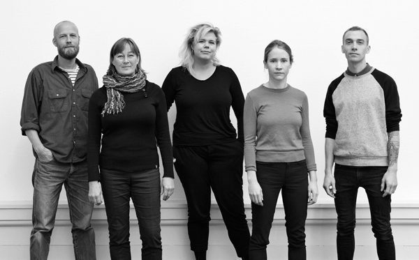 Fra venstre: Matthias Hvass Borello, Veo Friis Jespersen, Julie Stavad, Amalie Smith og Asbjørn Skou. Foto: Laura Stamer.