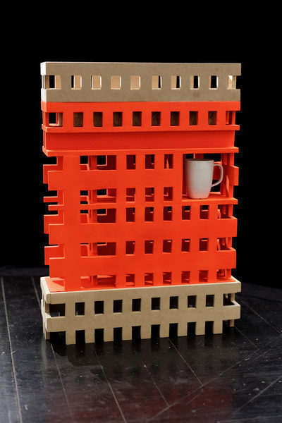 Kunstner: Magnus Gitt Henderson,  Titel: corporate structure #1 (compartment for a coffee cup)"